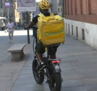 Torino, rider cade dalla bicicletta e muore